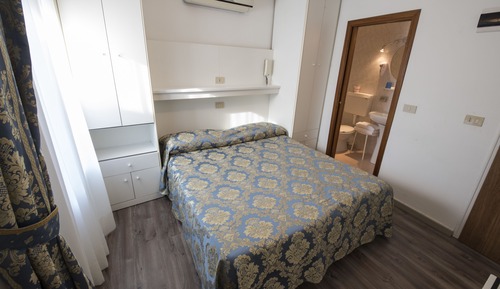 Habitación con 1 cama doble o 2 individuales, baño privado