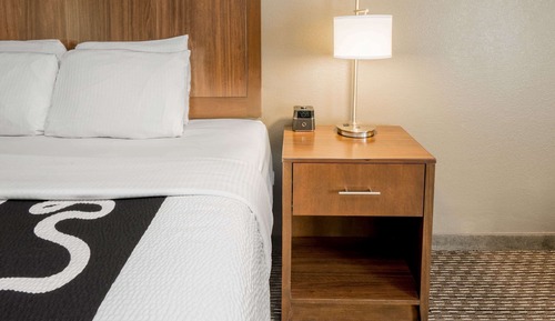 Habitación, 1 cama de matrimonio grande, no fumadores (Deluxe Family, Tub w/ Grab Bars)