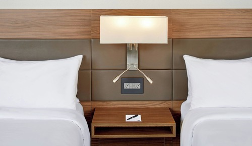 Habitación, 2 camas de matrimonio (Mobility Accessible, Roll-In Shower)