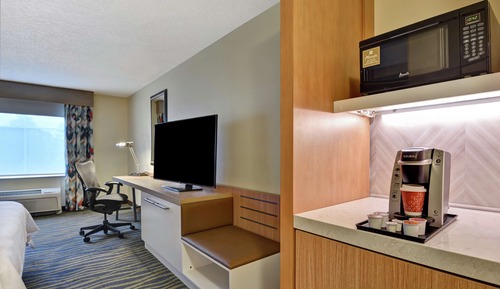 Habitación estándar, 2 camas de matrimonio (Roll-In Shower)