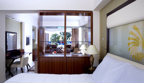 Suite junior, junto a la piscina