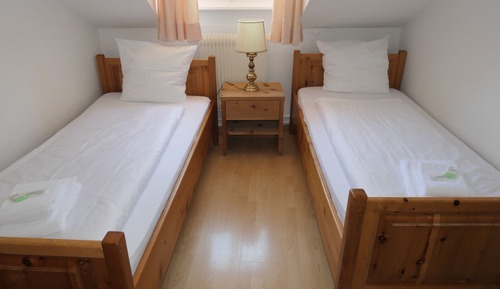 Habitación básica con 2 camas individuales, baño compartido