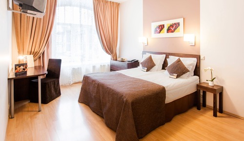 Habitación con 1 cama doble o 2 individuales, vistas al jardín