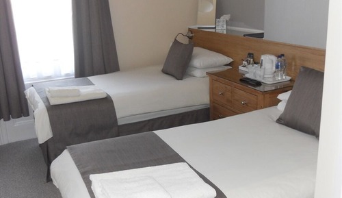 Habitación con 2 camas individuales, baño privado