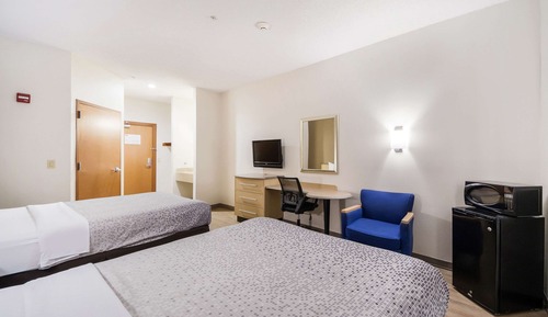 Habitación estándar, 2 camas de matrimonio, no fumadores (Vision Impaired)