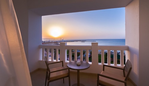 Habitación con 2 camas individuales, baño privado, vistas al mar