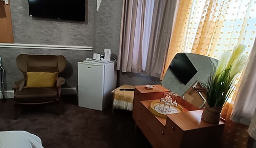 Habitación superior con 1 cama doble o 2 individuales, baño privado, vistas al jardín
