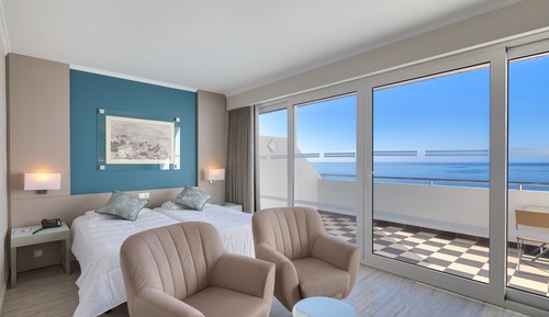 Habitación superior con 1 cama doble o 2 individuales, vistas al mar