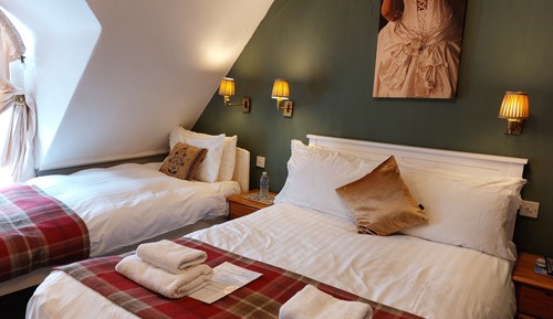 Habitación básica con 2 camas individuales, 2 camas individuales