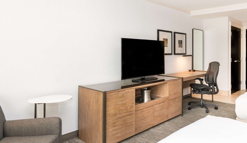 1 cama de matrimonio grande y 1 sofá cama