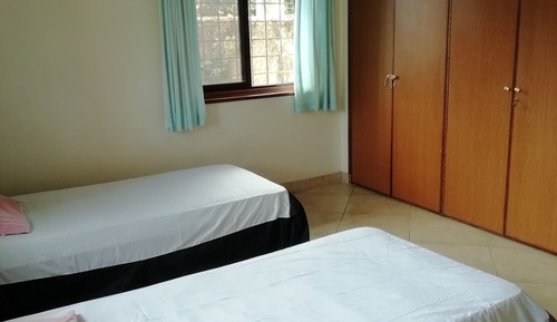 Habitación con 2 camas individuales, baño privado