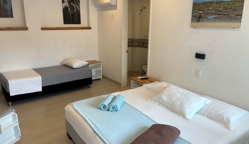 Habitación superior con 1 cama doble o 2 individuales, vistas a la piscina