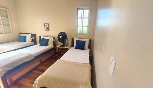 Casa familiar, 3 habitaciones, piscina privada, vistas al jardín