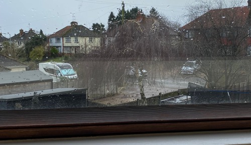 Habitación con 2 camas individuales, baño compartido