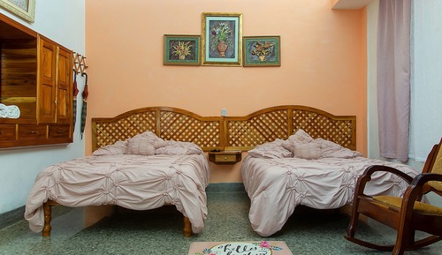 Habitación familiar, 2 camas de matrimonio, no fumadores, baño privado