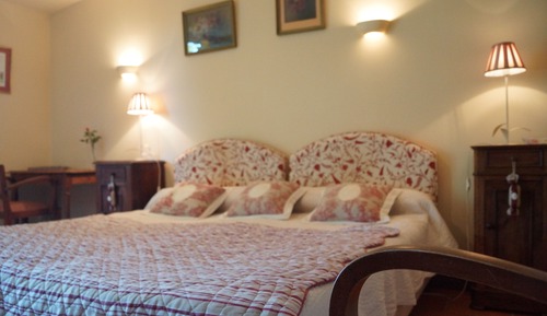 Habitación con 1 cama doble o 2 individuales, en la zona del jardín (Chambre Pourpre)