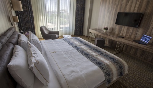 Habitación individual estándar, 1 cama de matrimonio grande, vistas a la ciudad, en esquina