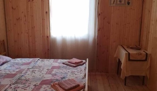 Habitación con 2 camas individuales, baño compartido