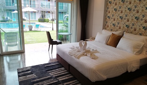 Premiere King Pool View