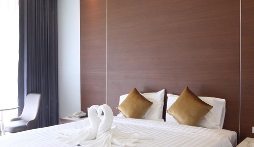 Deluxe King Pool View