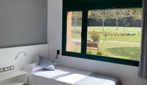 Habitación con 2 camas individuales, vistas al jardín