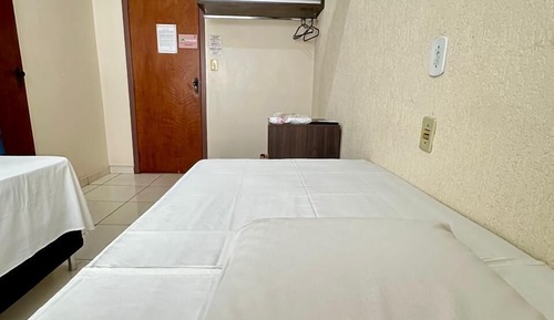 Quarto com 02 camas de solteiro com ar