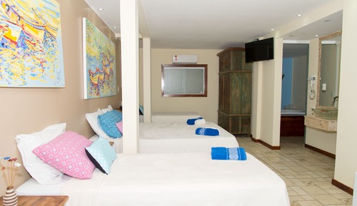 Habitación cuádruple Grand, bañera de hidromasaje, vistas a la piscina