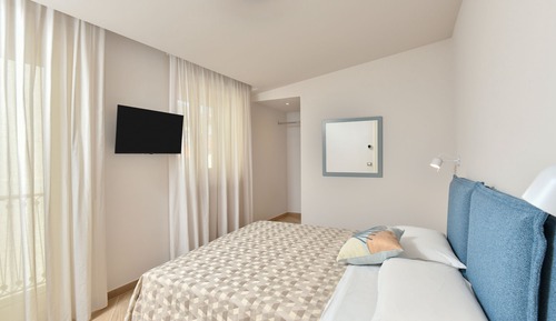 Habitación cuádruple Confort, baño privado (ANTICLEA)