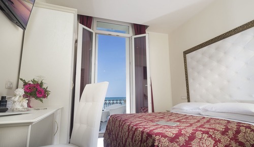 Habitación superior con 1 cama doble o 2 individuales, vistas al mar