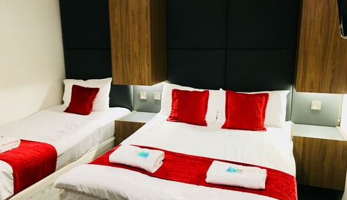 Suite, baño compartido (Triple 1 Double/1 Single)