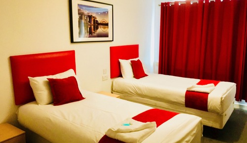 Habitación con 2 camas individuales, baño compartido