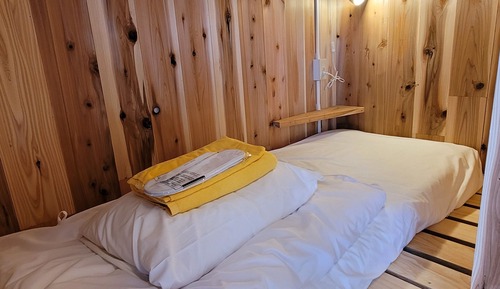 Dormitorio compartido, dormitorio mixto, no fumadores