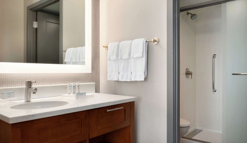 Suite, 2 camas de matrimonio, accesible para personas con discapacidad, en esquina