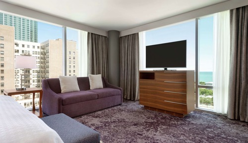 Estudio, 1 cama de matrimonio grande, en esquina