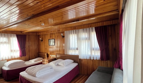 Habitación estándar con 1 cama doble o 2 individuales, vistas a la montaña
