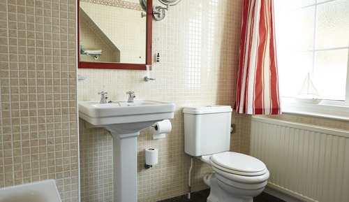 Habitación estándar con 2 camas individuales, vistas parciales al mar