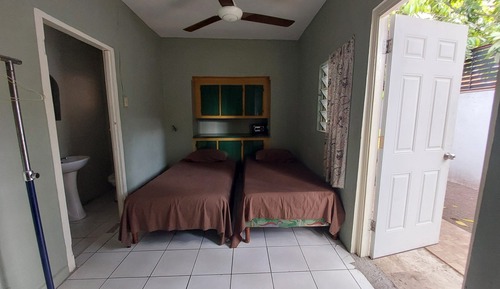 Habitación básica con 2 camas individuales (No A/C)