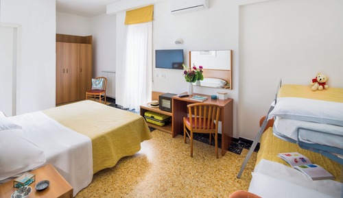 Habitación cuádruple estándar, balcón