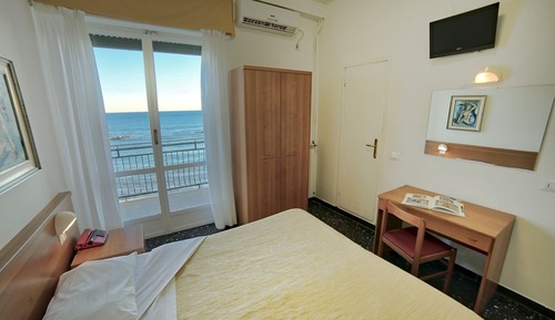 Habitación superior con 1 cama doble o 2 individuales, vistas al mar (A/C)