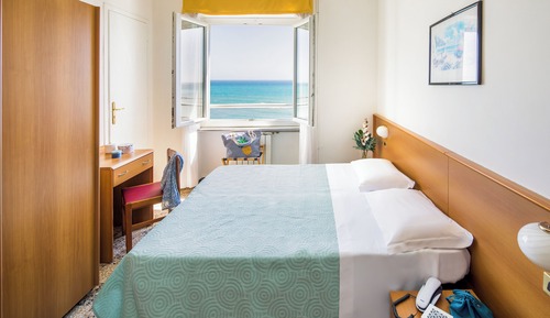 Habitación cuádruple superior, vistas parciales al mar