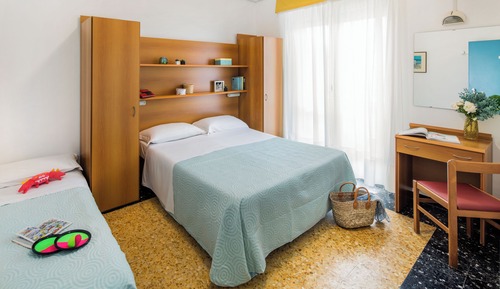 Habitación triple estándar, balcón