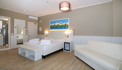 Habitación cuádruple, 1 cama de matrimonio con sofá cama, vistas parciales al mar