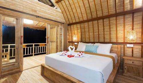 Habitación, balcón, vistas al mar