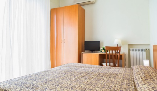 Habitación estándar con 1 cama doble o 2 individuales, vistas parciales al mar