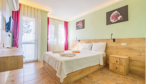 Habitación estándar con 1 cama doble o 2 individuales, vistas a la montaña, junto a la piscina