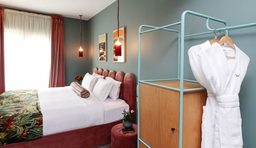 Habitación superior con 1 cama doble o 2 individuales, vistas al jardín