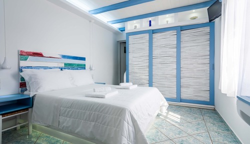 Estudio de lujo, 1 cama doble con sofá cama, cocina básica, planta baja