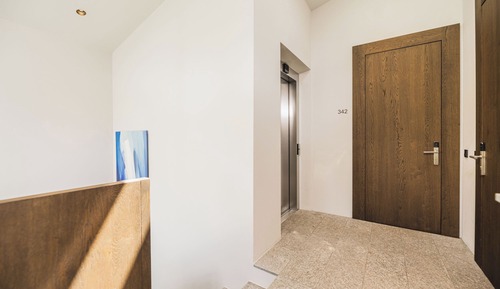 Ático exclusivo, 2 habitaciones, patio, vistas a la montaña