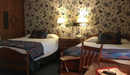 Habitación cuádruple estándar, baño privado (Brookside Traditional Dou)