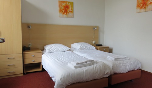 Habitación con 2 camas individuales